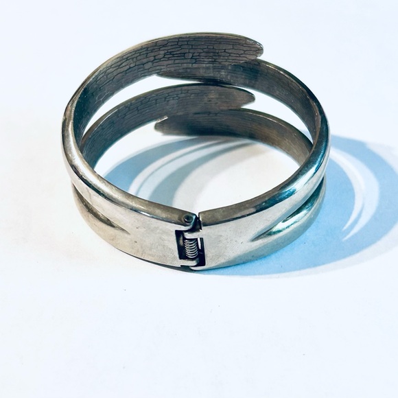 Elegant Silver Spiral Bracelet - Picture 3 of 4